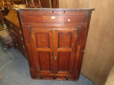 A 19TH CENTURY OAK AND MAHOGANY HANGING CORNER CUPBOARD H-117 W-90 CM