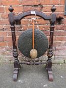 A VINTAGE BRASS GONG ON STAND WITH STRIKER H-81 W-47 CM