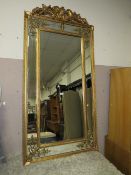 A LARGE GILT FRAMED WALL MIRROR WITH ROCOCO PIERCED DETAIL H-183 W-93 CM