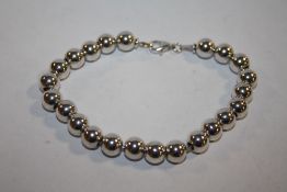 A VINTAGE HALLMARKED SILVER BALL EFFECT DESIGN BRACELET - APPROX 23G