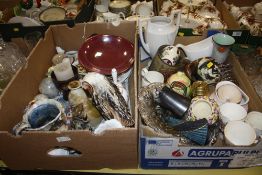 TWO TRAYS OF ASSORTED CERAMICS TO INCLUDE WEDGWOOD AND STUDIO POTTERY