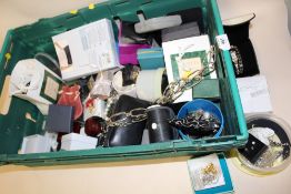 A TRAY OF MOSTLY MODERN COSTUME JEWELLERY ETC.