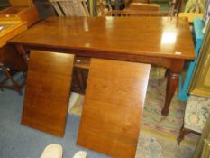 A LARGE CONTEMPORARY SOLID OAK DINING TABLE WITH TWO ADDITIONAL LEAVES H-76 W-84 L-184 cm (