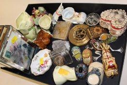 A BOX OF COLLECTABLES TO INCLUDE VINTAGE POWDER COMPACTS, ANIMAL SHAPED TRINKET BOXES,