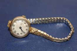 A VINTAGE LADIES 9 CT GOLD WRISTWATCH ON EXPANDABLE STRAP
