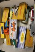 A COLLECTION OF MOSTLY BOXED VINTAGE DIECAST DINKY TOYS TO INCLUDE A LORRY MOUNTED CEMENT MIXER