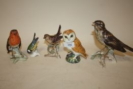 A COLLECTION OF GOEBEL AND BESWICK BIRD FIGURES A/F (5)
