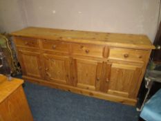 A HONEY PINE LARGE KITCHEN DRESSER WITH FOUR DRAWERS AND CUPBOARDS BELOW H-84 W-182 D-44CM