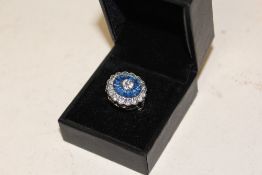 A MODERN DAISY STYLE DRESS RING J1/2