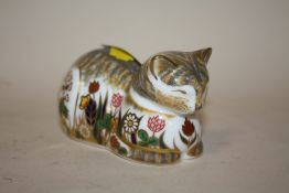 A ROYAL CROWN DERBY COTTAGE GARDEN CAT SHAPED PAPERWEIGHT