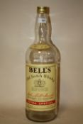 A LARGE BELL'S OLD SCOTCH WHISKY BOTTLE, H 50 CM