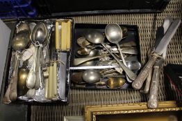 A COLLECTION OF ASSORTED FLATWARE TO INCLUDE ANTIQUE HALLMARKED SILVER TEASPOON ETC.