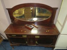AN EARLY 20TH CENTURY MAHOGANY MIRROR BACKED SIDEBOARD W-153 CM