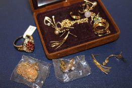A COLLECTION OF YELLOW METAL JEWELLERY TO INCLUDE A 18 CT GOLD RING A/F, EARRINGS ETC.