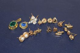 A BAG OF 9 CT GOLD AND YELLOW METAL EARRINGS