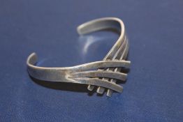 A VINTAGE DANISH RETRO STYLE LADIES BANGLE - APPROX 24G