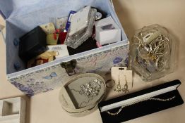 A MODERN DOME TOPPED JEWELLERY BOX CONTAINING COSTUME JEWELLERY TO INCLUDE BROOCHES, EARRINGS ETC.