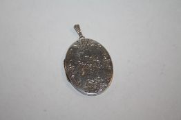A VINTAGE BIRMINGHAM HALLMARKED SILVER FLORAL LOCKET - APPROX 12G