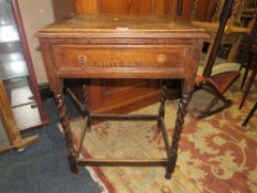 A VINTAGE OAK BARLEYTWIST SIDE TABLE WITH SINGLE DRAWER W-57 CM