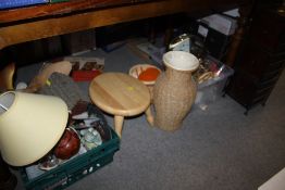 A QUANTITY OF HOUSEHOLD SUNDRIES TO INCLUDE A WOODEN STOOL, TABLE LAMP AND A WOODEN DUCK FIGURE (