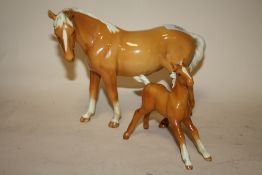 A BESWICK PALOMINO HORSE AND FOAL