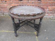AN EASTERN FOLDING COPPER TOP TABLE - THE TOP WITH FLORAL DECORATION AND FOLDING STAND H-51 CM