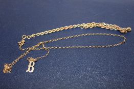 A HALLMARKED 9 CT TRI GOLD LADIES BRACELET TOGETHER WITH A 9 CT GOLD 'B' PENDANT ON 9 CT CHAIN,