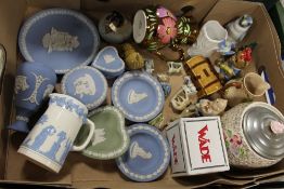 A TRAY OF WEDGWOOD AND WADE CERAMICS TO INCLUDE FIGURES AND JASPERWARE