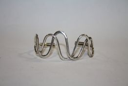 A VINTAGE SILVER RETRO DESIGN BANGLE - APPROX 22G