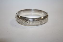 A BIRMINGHAM HALLMARKED RETRO STYLE SILVER BANGLE - APPROX 24G