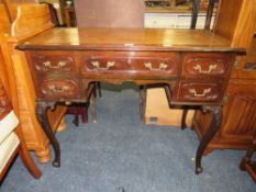 A 1920'S / 30'S MAHOGANY LEATHER TOPPED DESK WITH FIVE DRAWERS RAISED ON CARVED CABRIOLE SUPPORTS