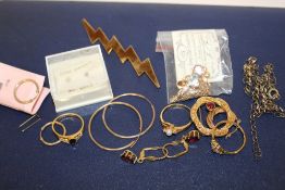 A BAG OF YELLOW METAL JEWELLERY TO INCLUDE 9 CT GOLD HOOP EARRINGS