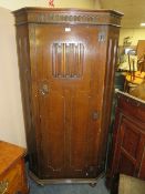 A VINTAGE OAK LINENFOLD HALLROBE H-181 W-96 CM