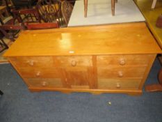 A MODERN LIGHT OAK DRESSER WITH CENTRAL CUPBOARD H-75 W-154 D-48 CM