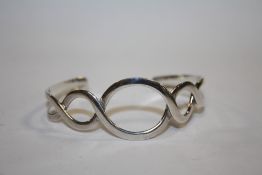A VINTAGE SILVER LOOP DESIGN BANGLE - APPROX 18G
