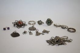 A BAG OF STERLING SILVER AND WHITE METAL JEWELLERY TO INCLUDE A POLISHED AGATE STAR SHAPED BROOCH,