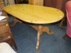 A MODERN PINE OVAL KITCHEN / DINING TABLE H-75 W-181 CM
