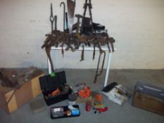 A SELECTION OF VINTAGE TOOLS INCLUDING AN ENGINEER'S VICE