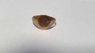 A 9 CT GOLD GENT'S RING INITIALLED J. R. 3.5 g