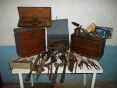 A SELECTION OF VINTAGE TOOLS INCLUDING AN ENGINEER'S WOODEN TOOL BOX, DRAWERS AND CONTENTS