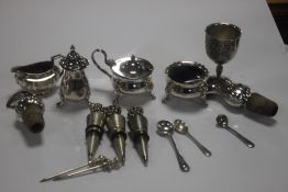 A COLLECTION OF WHITE METAL ITEMS TO INCLUDE BOTTLE STOPPERS, CRUET ETC.