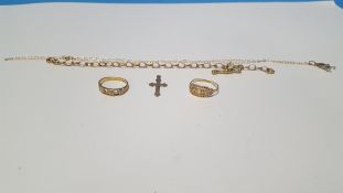 A SMALL QUANTITY OF 9 CT GOLD JEWELLERY TO INCLUDE A 'MUM' RING, 5-5 g