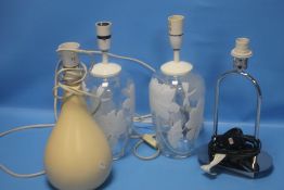 FOUR ASSORTED LAMPS TO INCLUDE A PAIR OF DECORATIVE GLASS EXAMPLES (4)