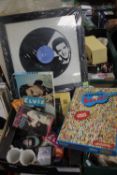 A BOX OF COLLECTABLE ELVIS PRESLEY ITEMS TO INCLUDE MONTHLY MAGAZINES, DVD SET, PUZZLE, BOOKS,