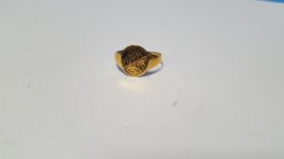 A YELLOW METAL GENT'S RING