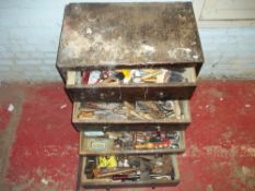 A CHEST OF DRAWERS INCLUDING CONTENTS (TOOLS)