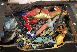 A TRAY OF MAINLY PLASTIC SOLDIERS