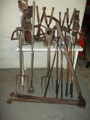 A QUANTITY OF VINTAGE GARDEN TOOLS TO INCLUDE AN ANTIQUE QUICK LIFT JACK BY 'LAKE & ELLIOT LTD.'