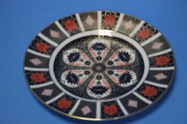 A ROYAL CROWN DERBY IMARI PLATE, D 27 CM