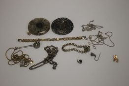 A CHINESE JADE TYPE AMULET AND A QUANTITY OF YELLOW AND WHITE METAL JEWELLERY